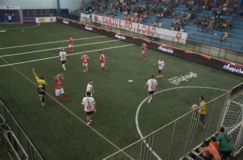 O que é o showbol indoor soccer Conheça as regras e as competições