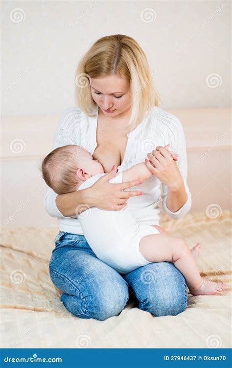 Madre Che Allatta Al Seno Il Suo Bambino Infantile All Interno Immagine