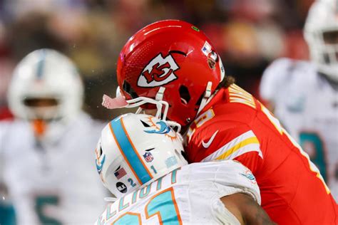 Patrick Mahomes shatters helmet during bitter cold Chiefs-Dolphins Wild ...