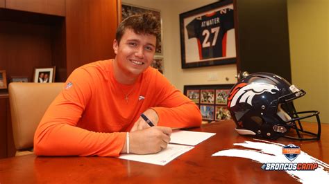 QB Drew Lock signs rookie contract with Broncos