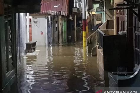 Ratusan Rumah Di Kampung Melayu Terendam Banjir 1 5 Meter Warga