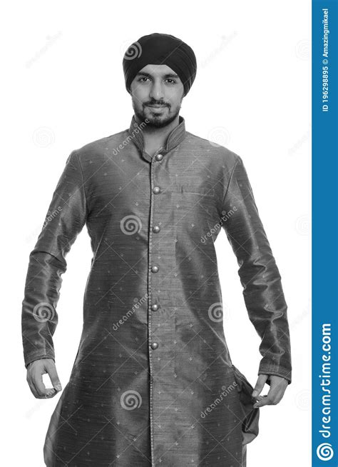 Joven Y Guapo Hombre Indio Sikh Con Ropa Tradicional Imagen De Archivo