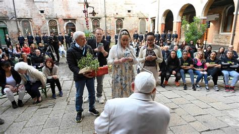 Papa em prisão feminina de Veneza não isolar a dignidade mas dar