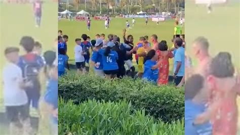 Video Lamentable pelea entre padres en un partido de fútbol un hombre