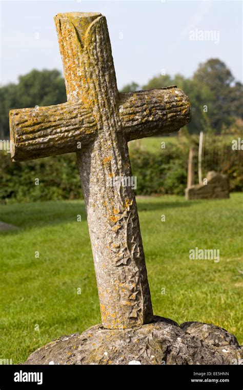 Grabstein Kreuz Auf Einem Friedhof Stockfotografie Alamy