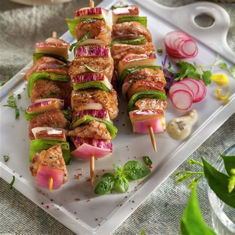 Brochetas Marinadas De Carne Y Verduritas Con Dos Salsas