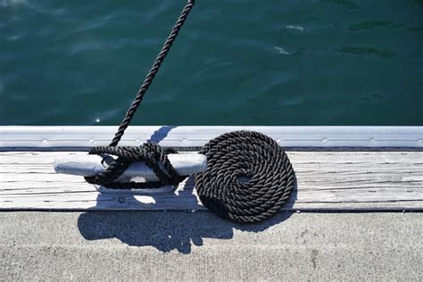 Nudo Utilizado Para Atar Un Barco A Un Muelle Por Cuerda Negra