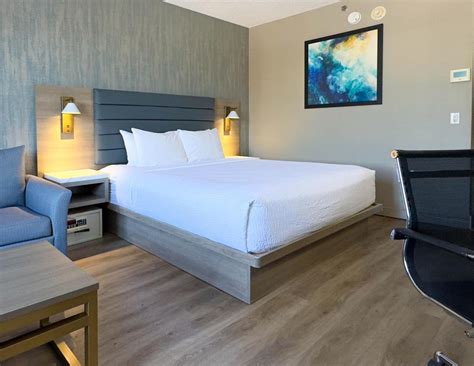 HOTEL MONTREAL AIRPORT | Relax by the Indoor Pool – Reserve a Room Today!