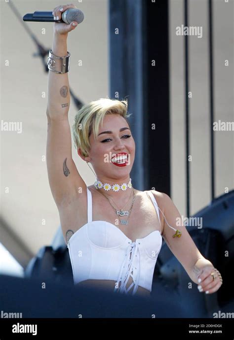 Miley cyrus stage hi-res stock photography and images - Alamy