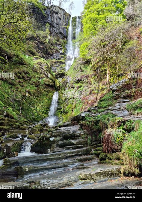 Plan Vertical D Une Cascade Qui Coule Sur Des Rochers Recouverts De