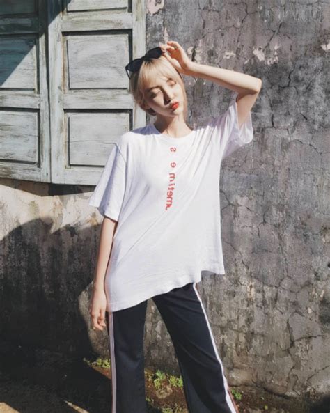 Hot Girl Nene Khoe Nh Check In C C Xinh Khi Sang Vi T Nam Ng Phim