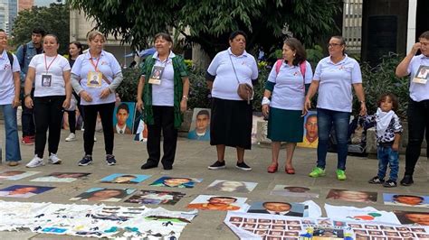 Familiares víctimas de desaparición forzada en la comuna 13 exigen a la