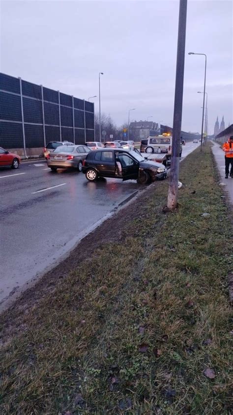 Samochód uderzył w latarnię na ulicy Zagnańskiej w Kielcach Kierowca