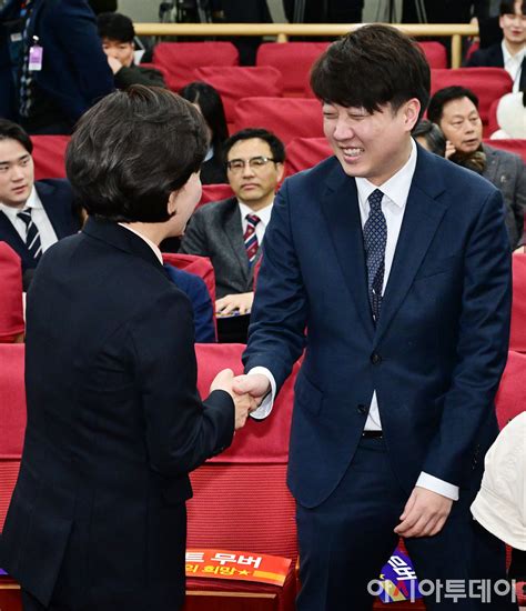 포토 악수 나누는 이준석·양향자 아시아투데이