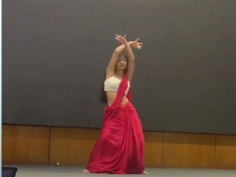 Dance Video Girl With Thin Waist Showed Hot Moves On Choli Ke Piche Kya Hai Dance Video