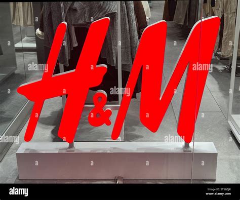 H M Logo Im Schaufenster Modegesch Ft H M Logo In Fashion Store