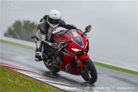 Honda CBR1000RR 2017 japonská vysokoškolačka Motorkáři cz