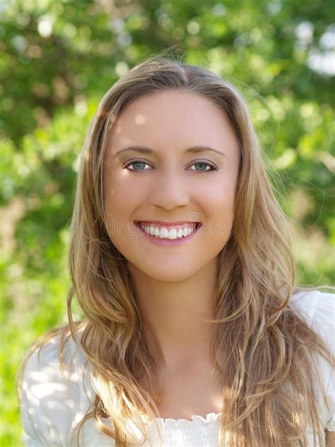 De Jonge Blonde Grote Glimlach Van Het Vrouwenportret In Openlucht Stock Afbeelding Image Of