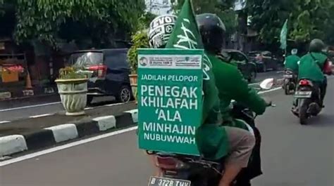 Viral Konvoi Di Cawang Pemotor Kompak Bawa Poster Dan Bendera Khilafah