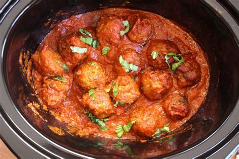 Slow Cooker Meatballs and Tomato Sauce - Mom to Mom Nutrition