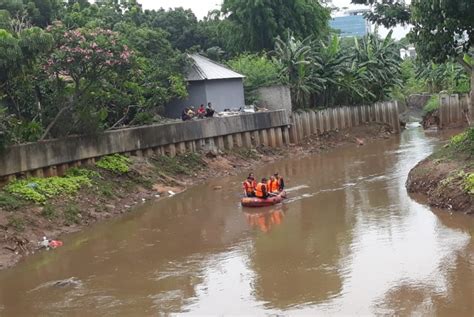 Bpbd Imbau Warga Bantaran Pesanggrahan Waspada Banjir Republika Online