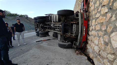 Devrilen Kamyon Duvara Arpt L Orum Haber Orum Son Dakika