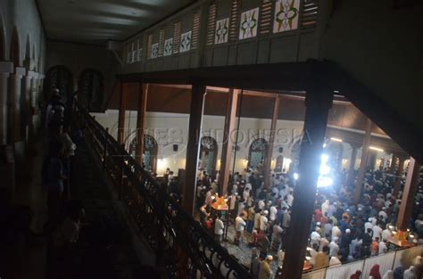 Tarawih Pertama Jamaah Penuhi Masjid Jami Kota Malang Times Indonesia