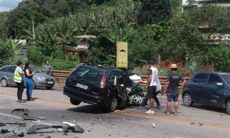 Motorista Dorme Ao Volante Bate De Frente Carro E Deixa Quatro