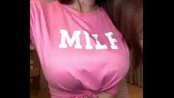 MILF Con Grandes Tetas En Camiseta Rosa XVIDEOS