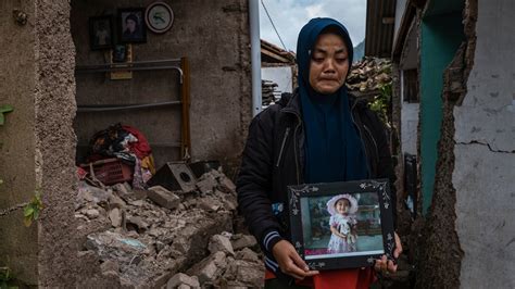 indonesia earthquake takes  heavy toll  children   york times