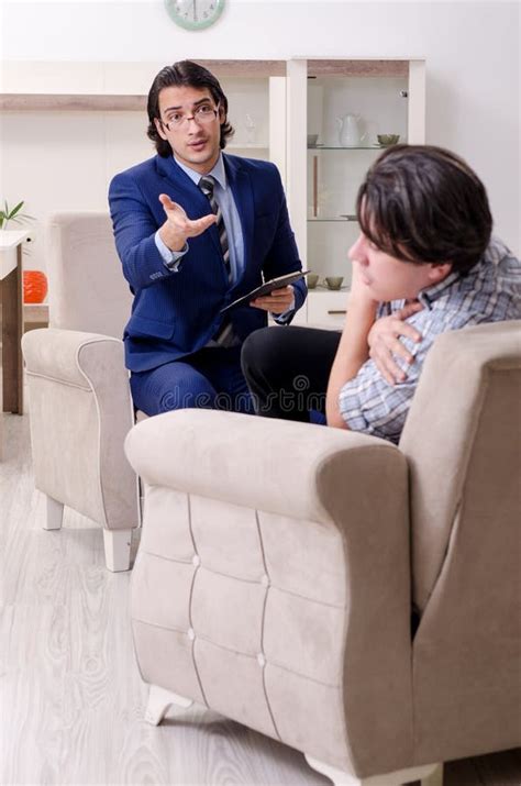 El Paciente Masculino Joven Que Discute Con Problemas Personales Del