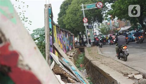 Foto Tembok Pembatas Di Jalan Juanda Depok Bahayakan Pejalan Kaki