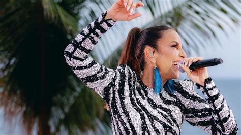 Ivete Sangalo brilha no Carnaval look inspirado no álbum O mundo vai