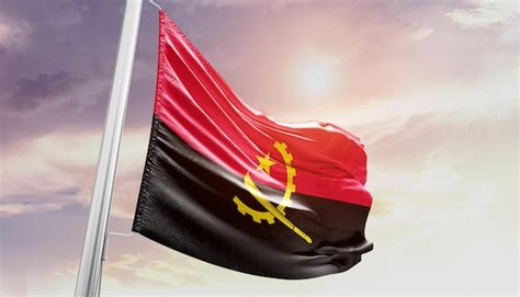 Bandeira Nacional De Angola Acenando No Lindo Céu Foto Premium