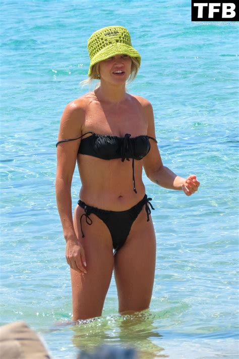 Ashley Roberts Flaunts Her Incredible Body In A Black Bikini On The Beach In Mykonos Photos