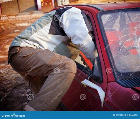 Gamberro Que Se Rompe En El Coche Foto De Archivo Imagen De Loco