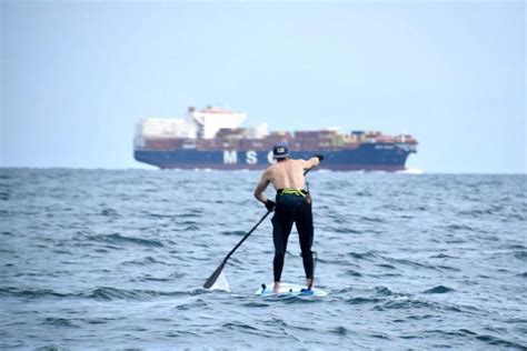 Huisarts Pieter Jan Buekens Steekt Kanaal Over Met Supboard Om