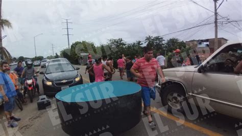 Bloquean 20 minutos la carretera en Petatlán vecinos afectados por las