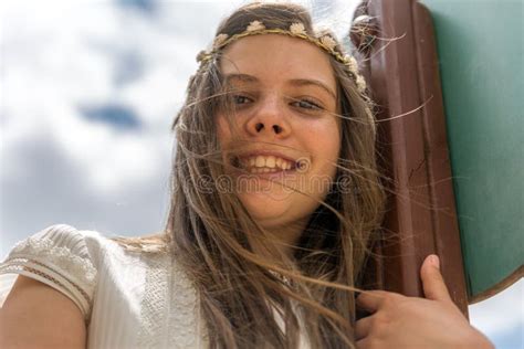Une Fille Blonde Avec Une Petite Guirlande Blanche Sur Son Chef Souriant Tout En Jouant En Parc
