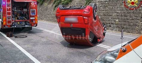 Scontro Tra Due Auto Una Si Ribalta Al Centro Della Strada Ciavula