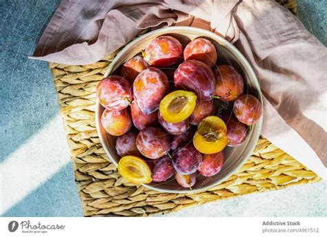 Reife Bio Pflaumen In Der Schale Ein Lizenzfreies Stock Foto Von