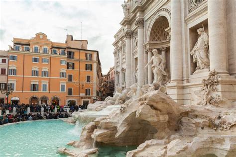 I Turisti Sono Vicini Alla Fontana Di Trevi Immagine Stock Editoriale