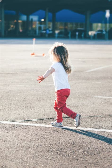 Petite Fille Courant Loin Sur La Route Photo Stock Image Du Longtemps