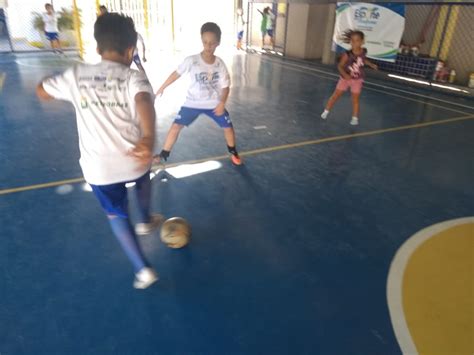 Futsal Desenvolvendo O Controle De Bola E O Passe Seguindo Os