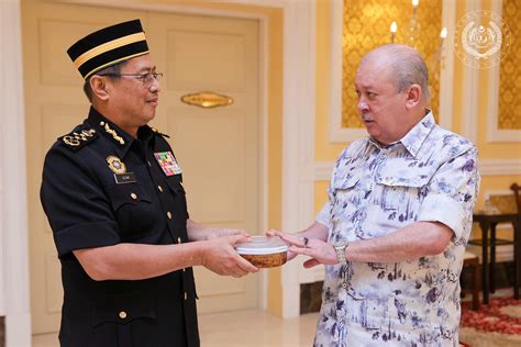 Bulan Madu Dah Tamat Sekarang Pergi Tangkap Lebah Titah Agong