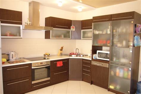Кухни угловые с мойкой в углу с фото: современное оформление интерьера