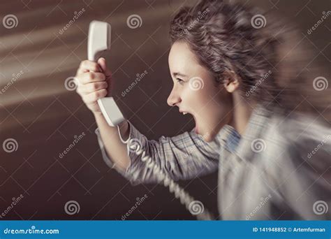 Meisje Met Een Telefoon Stock Foto Image Of Eenzaamheid