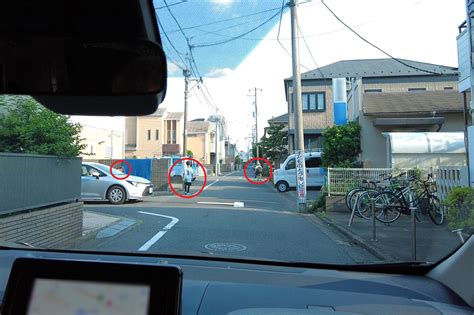 ヒント｜住宅街の生活道路を車で通行する際、どんなことに注意する【交通安全クイズ】｜危険予知｜jaf Mate Online