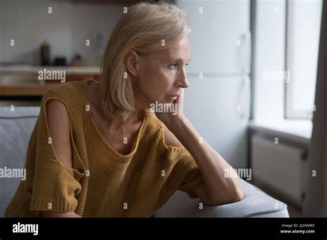 Vieille dame blonde Banque de photographies et dimages à haute résolution Alamy