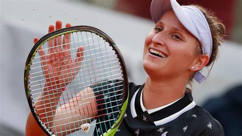 The Latest: Vondrousova moves into French Open semifinals